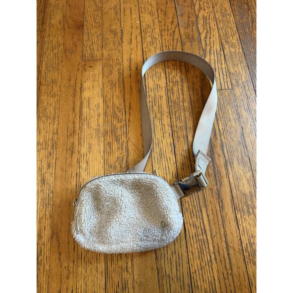 Lululemon Everywhere Belt Bag One Size Beige Fleece Sherpa Crossbody Sling Zip - Picture 1 of 9